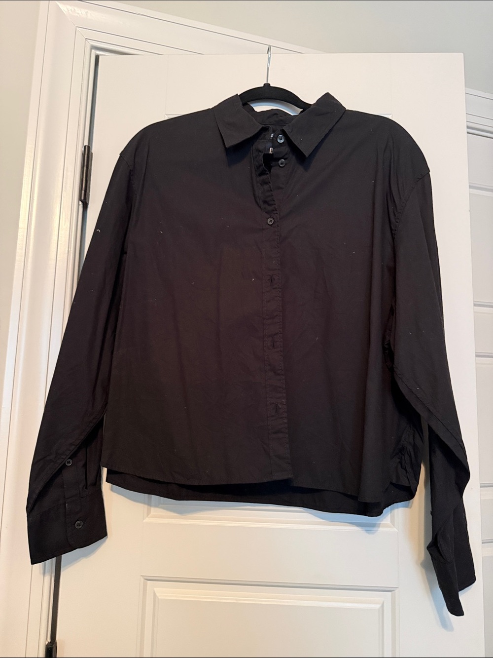 GAP Black Long-Sleeve Cropped Button-Up Shirt